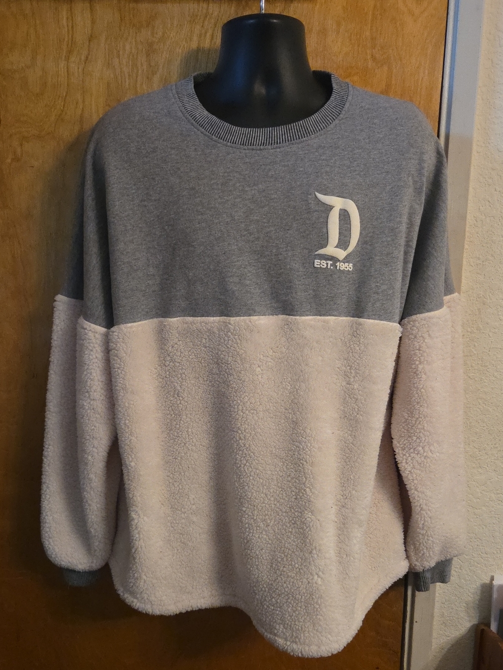 Disney Disneyland Gray & White Fuzzy Sherpa Mickey Spirit Jersey XL